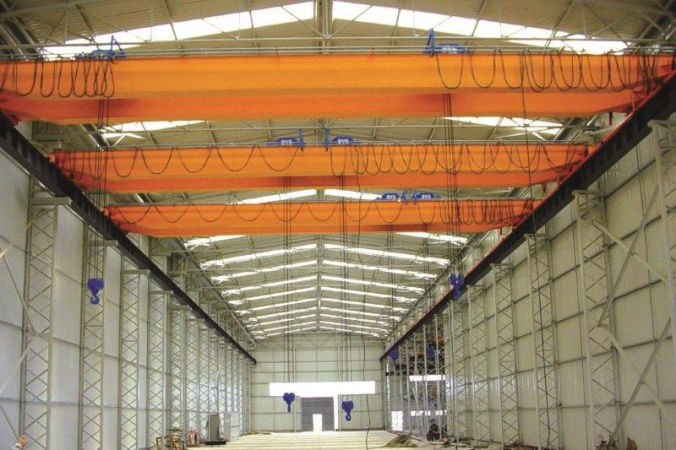 Endüstriyel vinç sistemi kurulu üretim tesisi